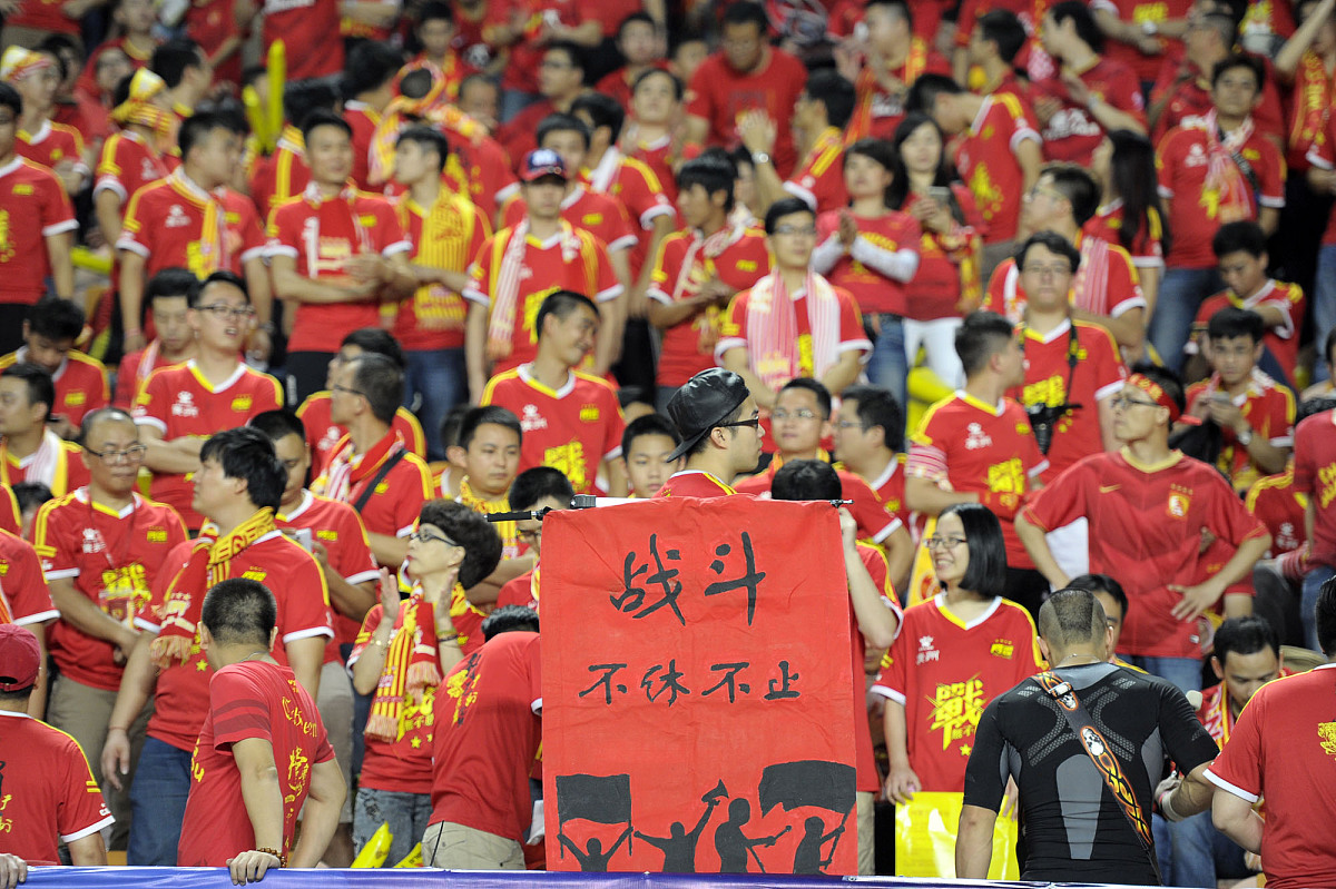 强队实力横扫对手，场上战斗激烈令人目不转睛的简单介绍